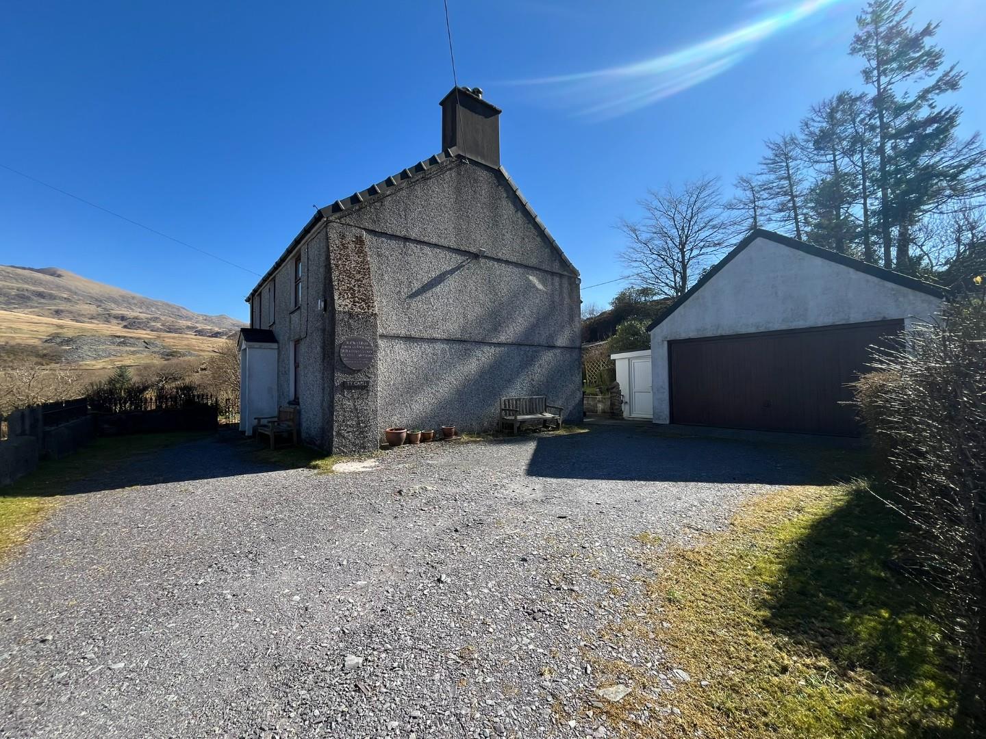 Driveway & Garage.JPEG